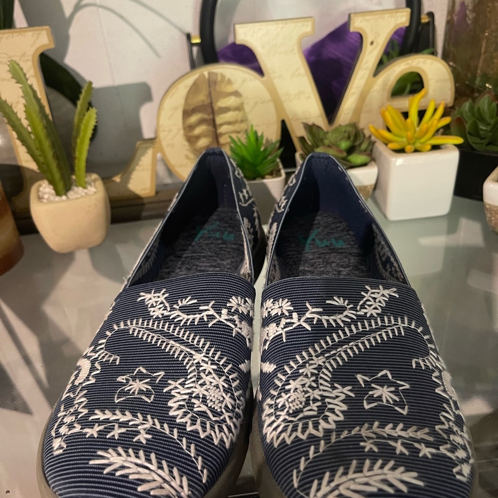 Yuu Navy and White Embroidered Loafers